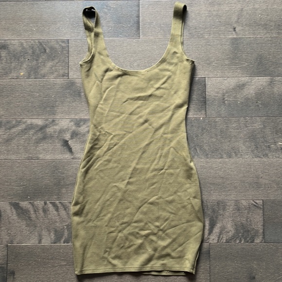 Green tight fitted dress that hugs body very nicely - Picture 2 of 2